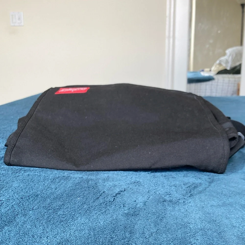 Manhattan Portage medium DJ Messenger Bag in black